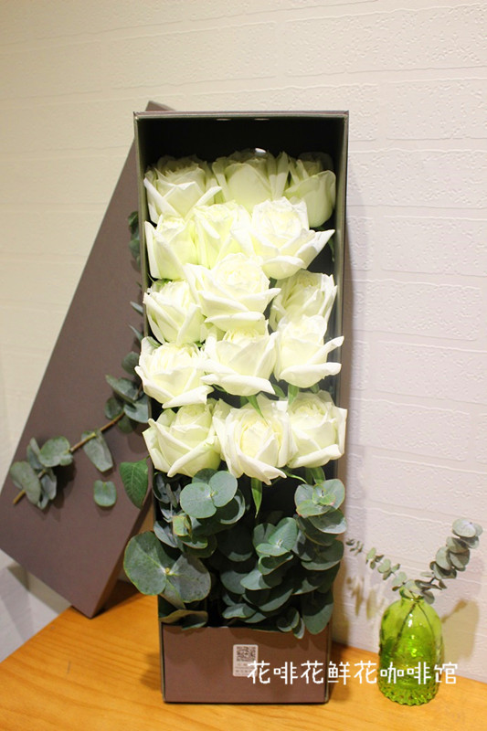温柔高雅的白玫瑰搭配高冷花材尤加利叶,独特的气质适合送给具有艺术