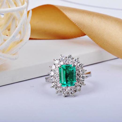 铂金镶钻天然祖母绿戒指 商品图1