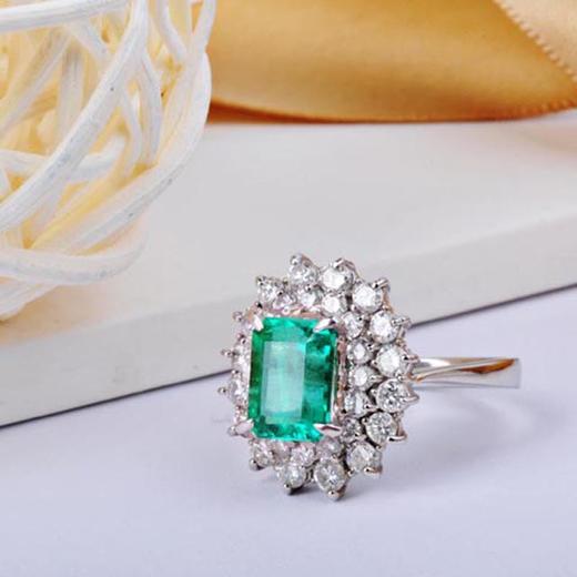 铂金镶钻天然祖母绿戒指 商品图0