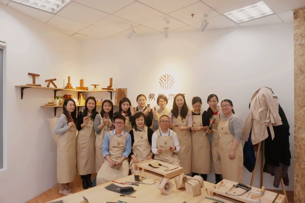 易乐木艺上海创意DIY木工课程手机座课支架企业拓展培训亲子