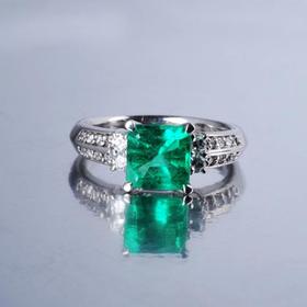 铂金镶钻天然祖母绿戒指