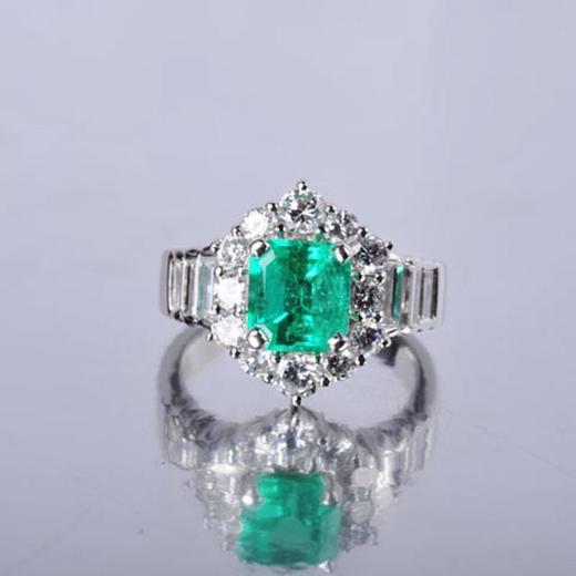 铂金镶钻天然祖母绿戒指 商品图0