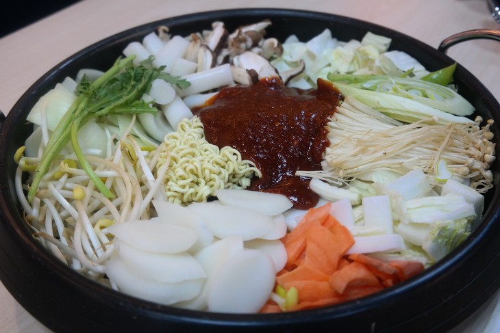 蔬菜年糕火锅 - 满月61韩式料理