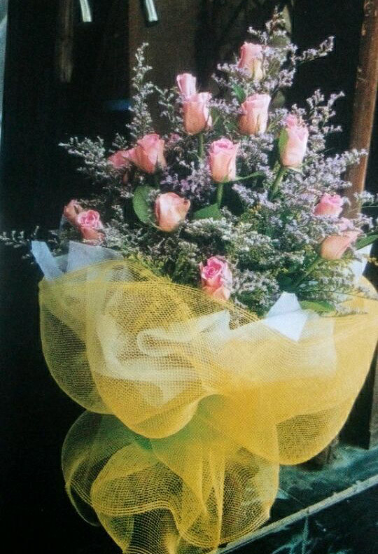 19枝彩玫瑰配情人草