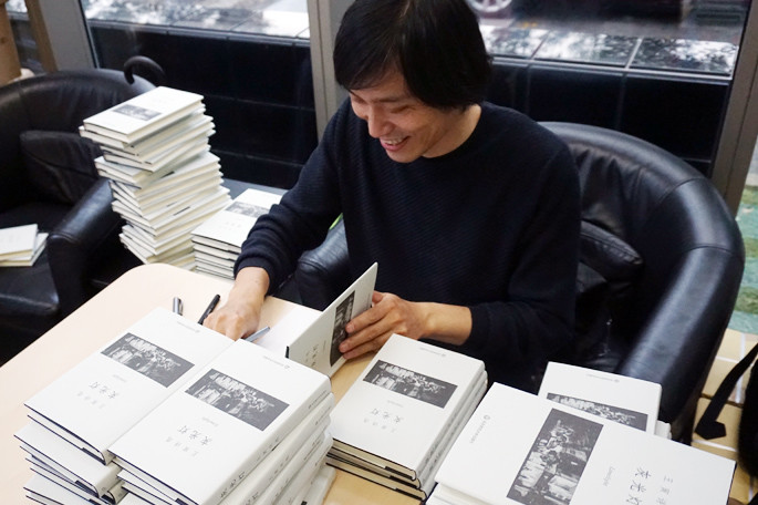 《灰光灯》是诗人王寅目前在版的唯一一部诗歌精选集.